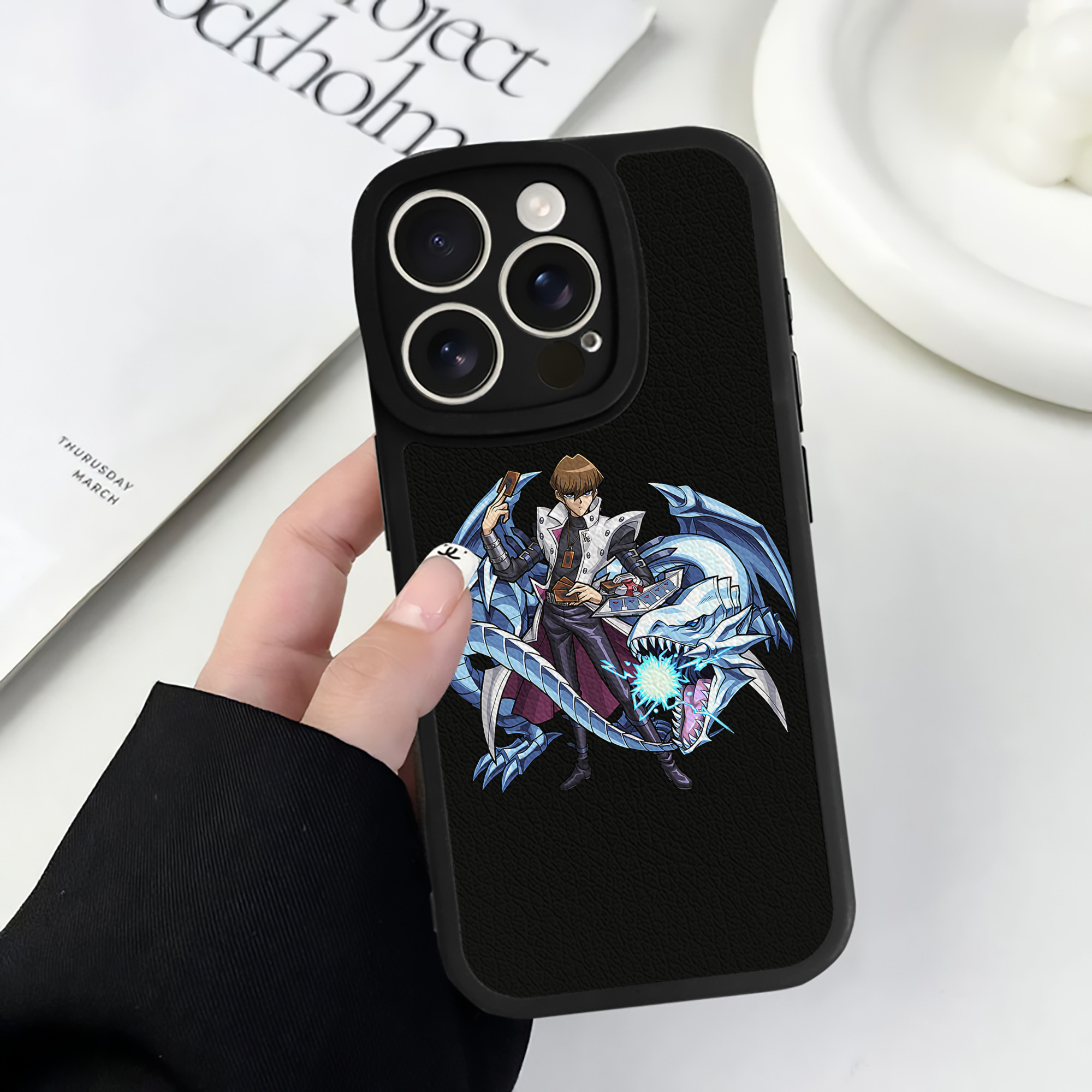 （画像用） 遊☆戯☆王 Yu-Gi-Oh! 【iPhone 16シリーズ対応】シリコンスマホケース（レザー調） 材質：シリコン